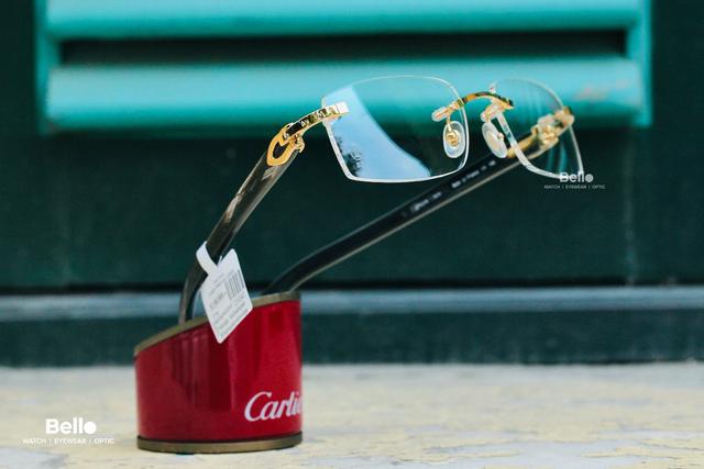 Vì sao khách hàng nên mua kính Cartier chính hãng tại Bello Eyewear 4 CT0049O 001 kính Cartier gọng sừng tự nhiên mạ vàng 18K
